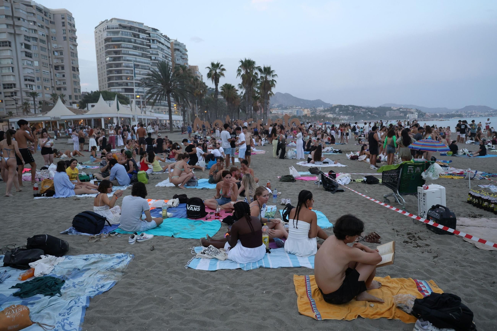 Así se vive la noche de San Juan en la playa de la Malagueta de Málaga, en fotos