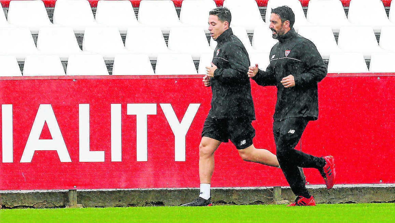 Samir Nasri se prepara junto a uno de los readaptadores de la primera plantilla.