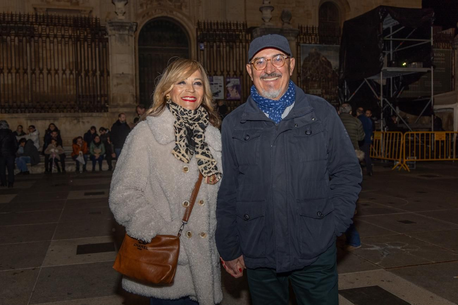 Los jiennenses disfrutan del centro de la ciudad, rodeados de un ambiente navideño