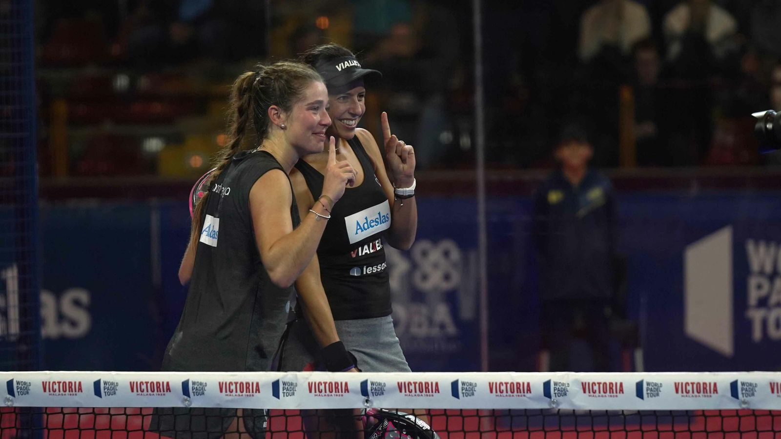 Las 'Martas' hacen la señal del número 1, su clasificación en el ránking, tras vencer en Córdoba.