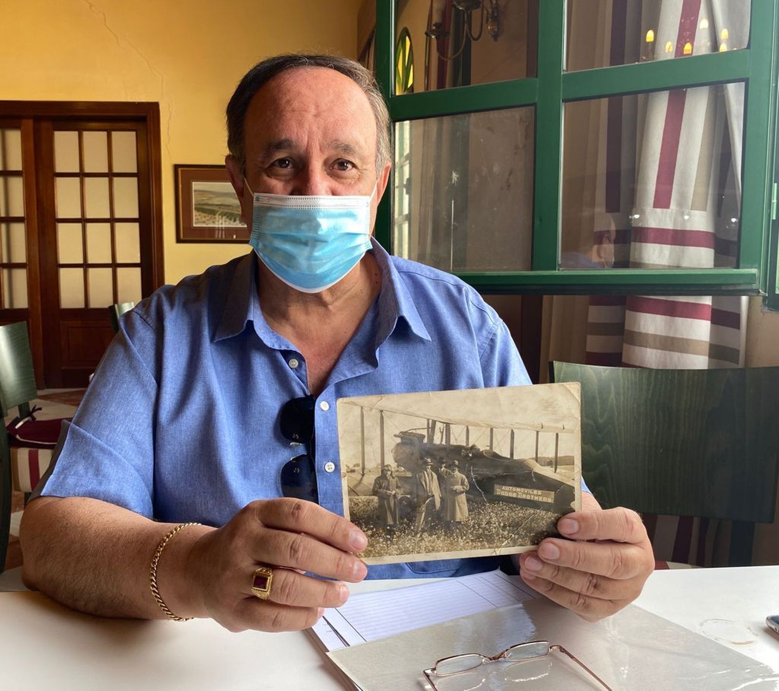 Rafael Rexach muestra la fotografía del vuelo de su abuelo.