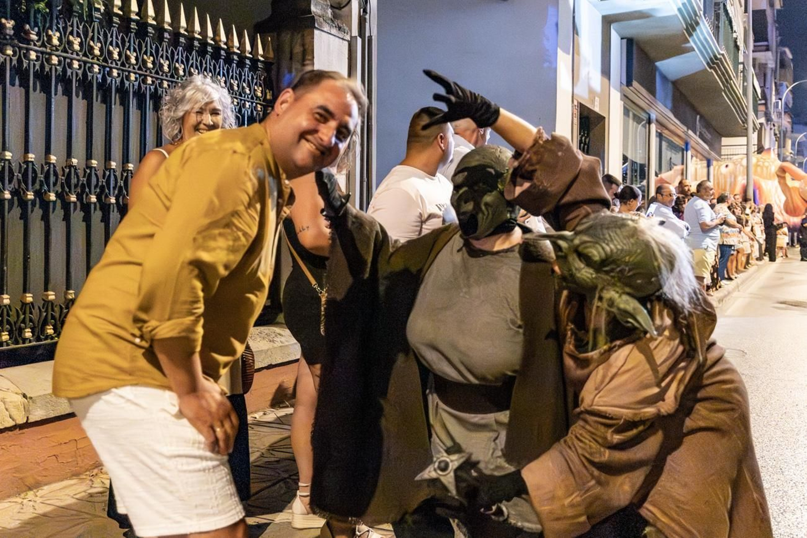 Pasacalles inaugural, fuegos artificiales e iluminación de la portada de feria y del recinto ferial de la Feria de San Bartolomé en Martos