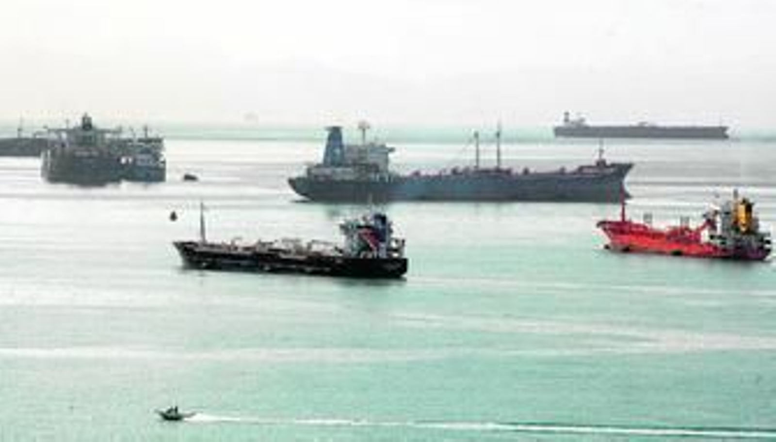 Barcos fondeados en la Bahía de Algeciras, en una imagen de archivo.