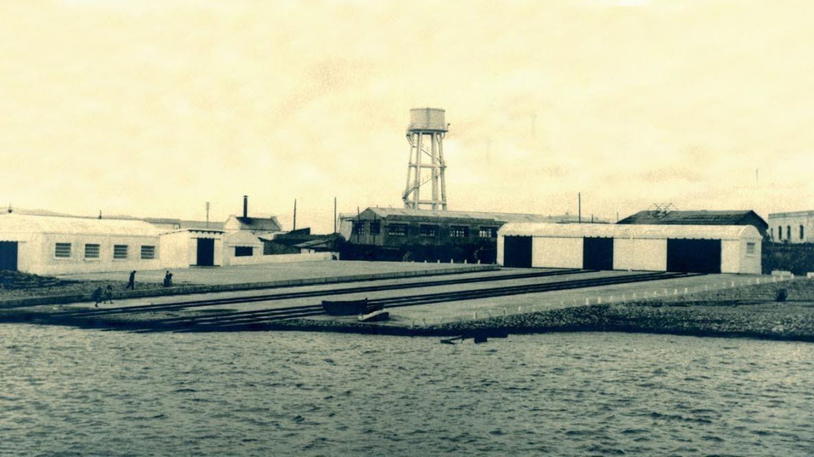 El varadero de la Isla Verde en el año 1971 con las nuevas rampas para barcos de hasta 100 y 500 toneladas.