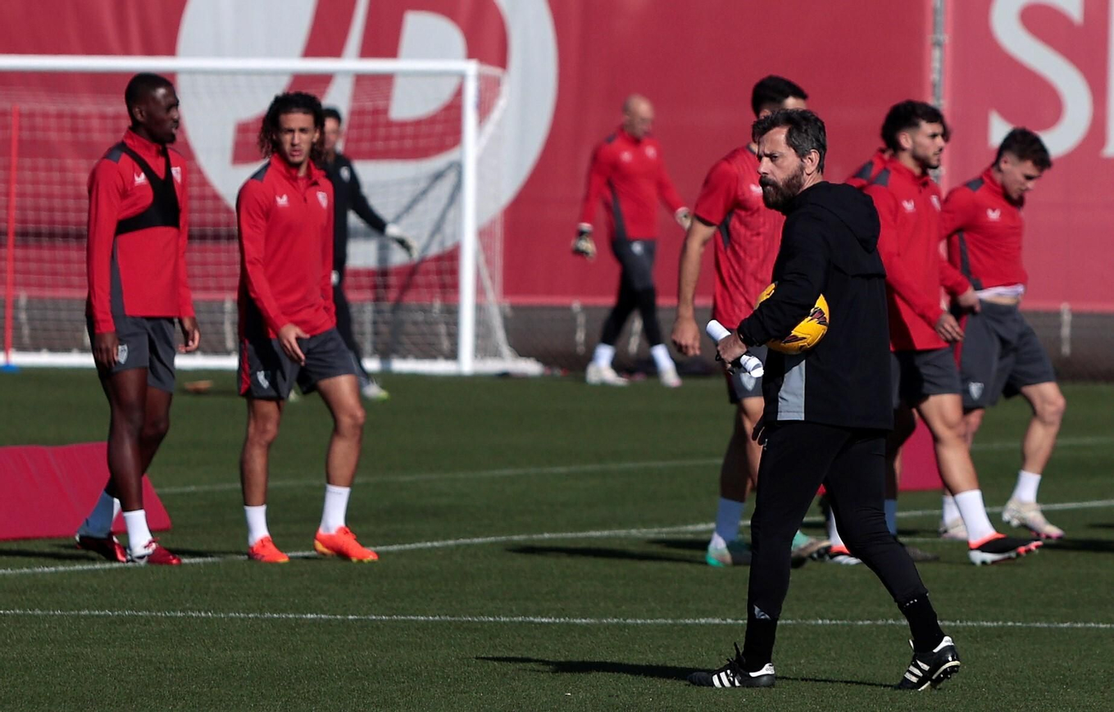 Quique Flores, con Soumaré y Hannibal al fondo a la izquierda, este domingo.