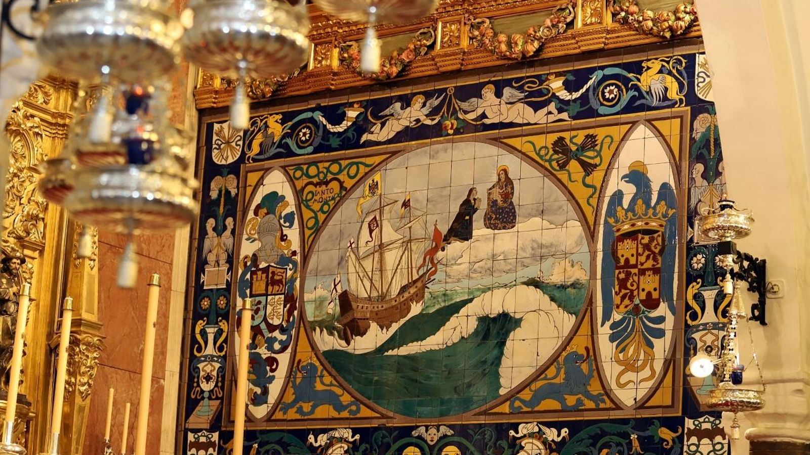 Panel cerámico de la invocación de Colón a la Virgen de la Cinta, obra de Daniel Zuloaga de 1920.