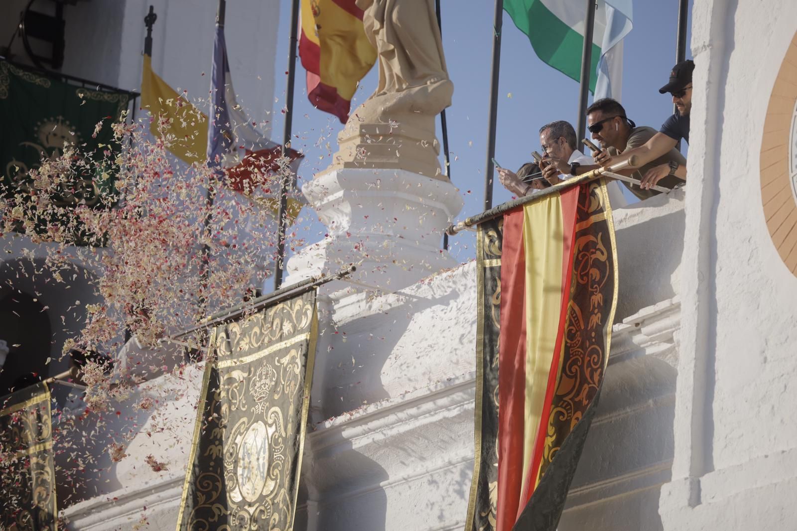 La Virgen del Rocío regresa a la iglesia tras 13 horas de procesión, en imágenes