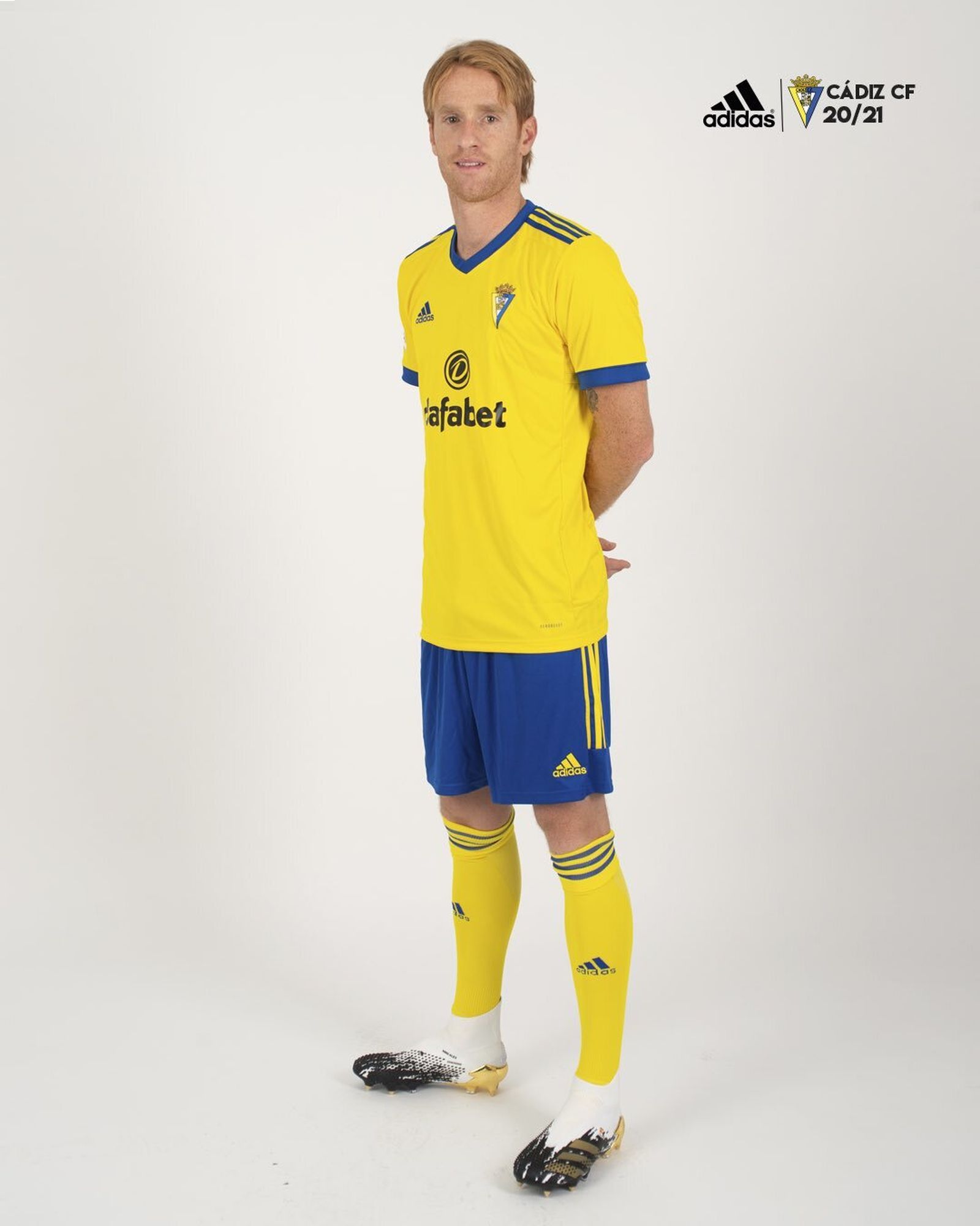 Primera equipación, con las medias amarillas como principal novedad.