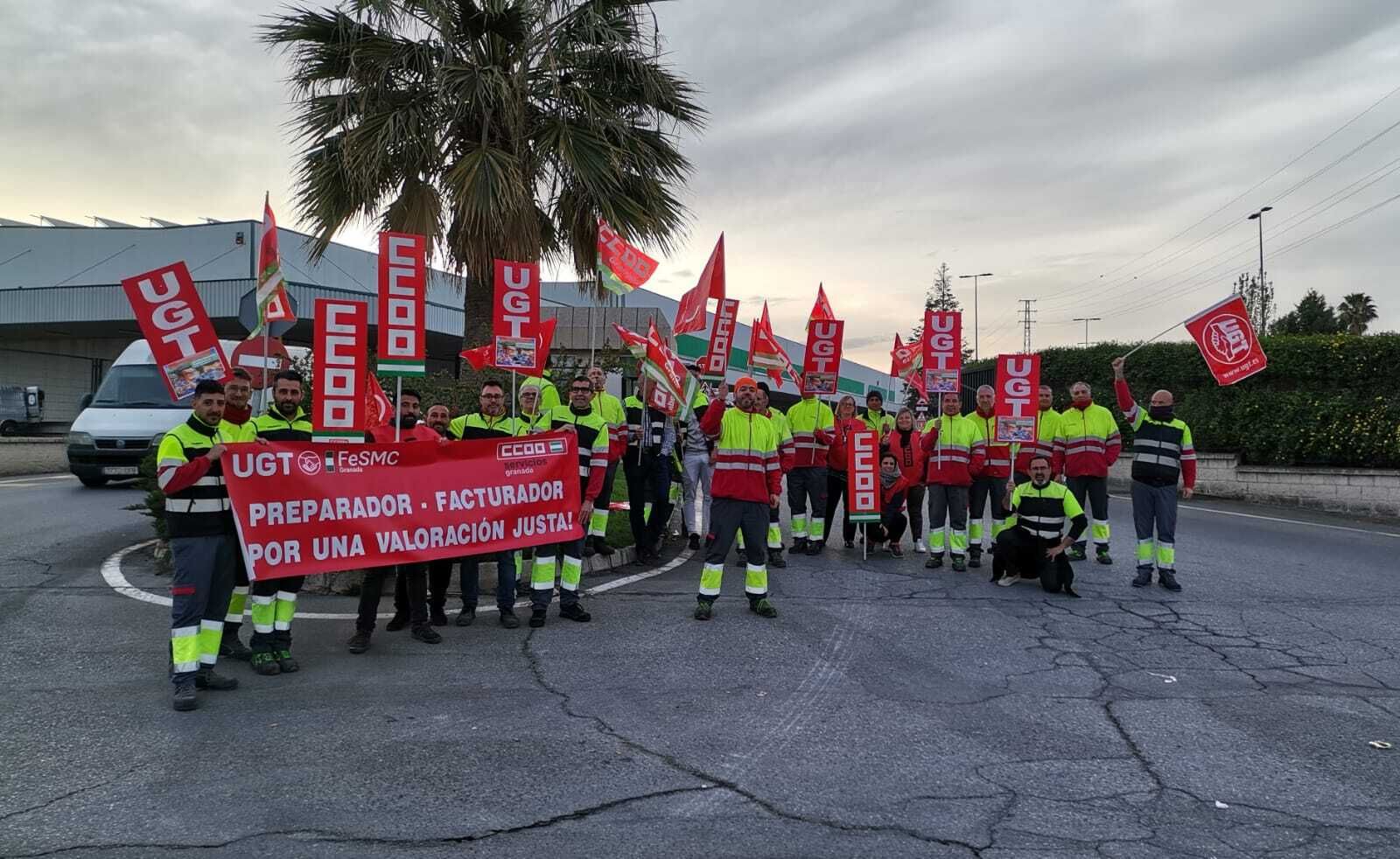 Imagen de los trabajadores concentrados a las puertas del centro logístico de Covirán en Atarfe