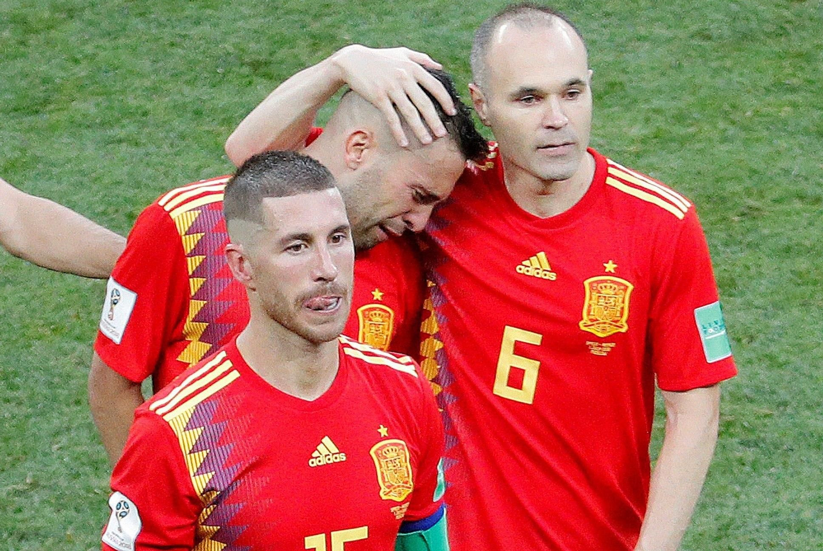 Ramos, con Alba e Iniesta.