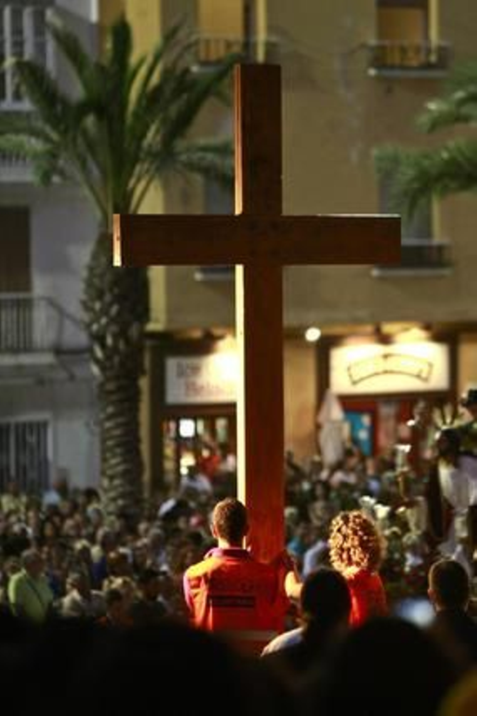 Miles de personas abarrotan las calles de la capital para disfrutar de la  magna de pasos con motivo de la JMJ. Participaron 15 cofradías de la diócesis./Fotos:Julio González

Foto: Julio Gonzalez