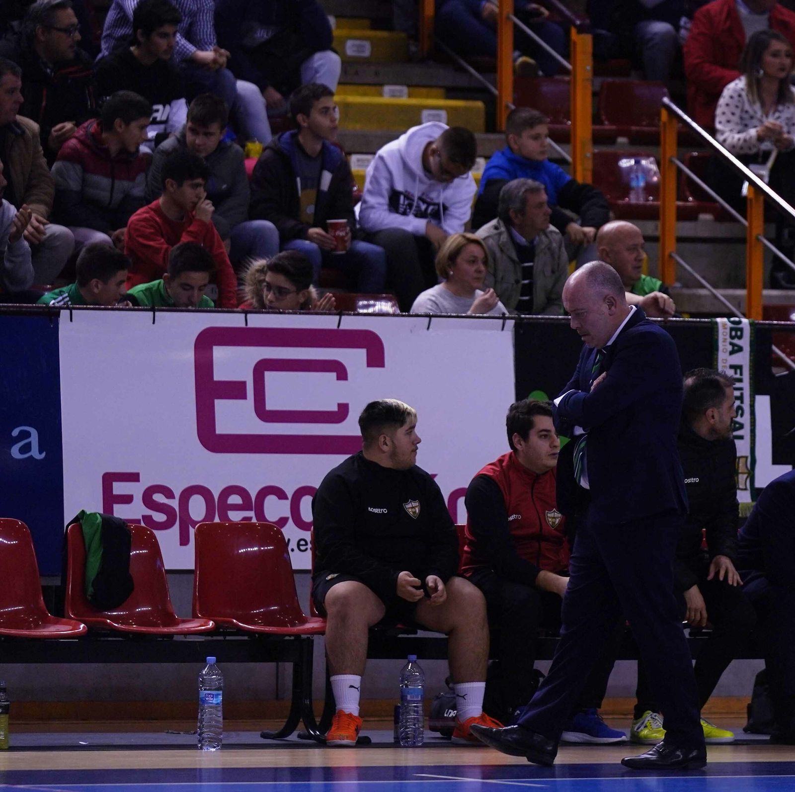 Macario, pensativo en el área técnica durante un partido en Vista Alegre.