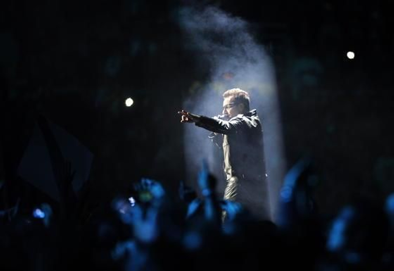 La banda irlandesa U2 convence a sus seguidores en San Sebastián. / EFE, AFP, Reuters