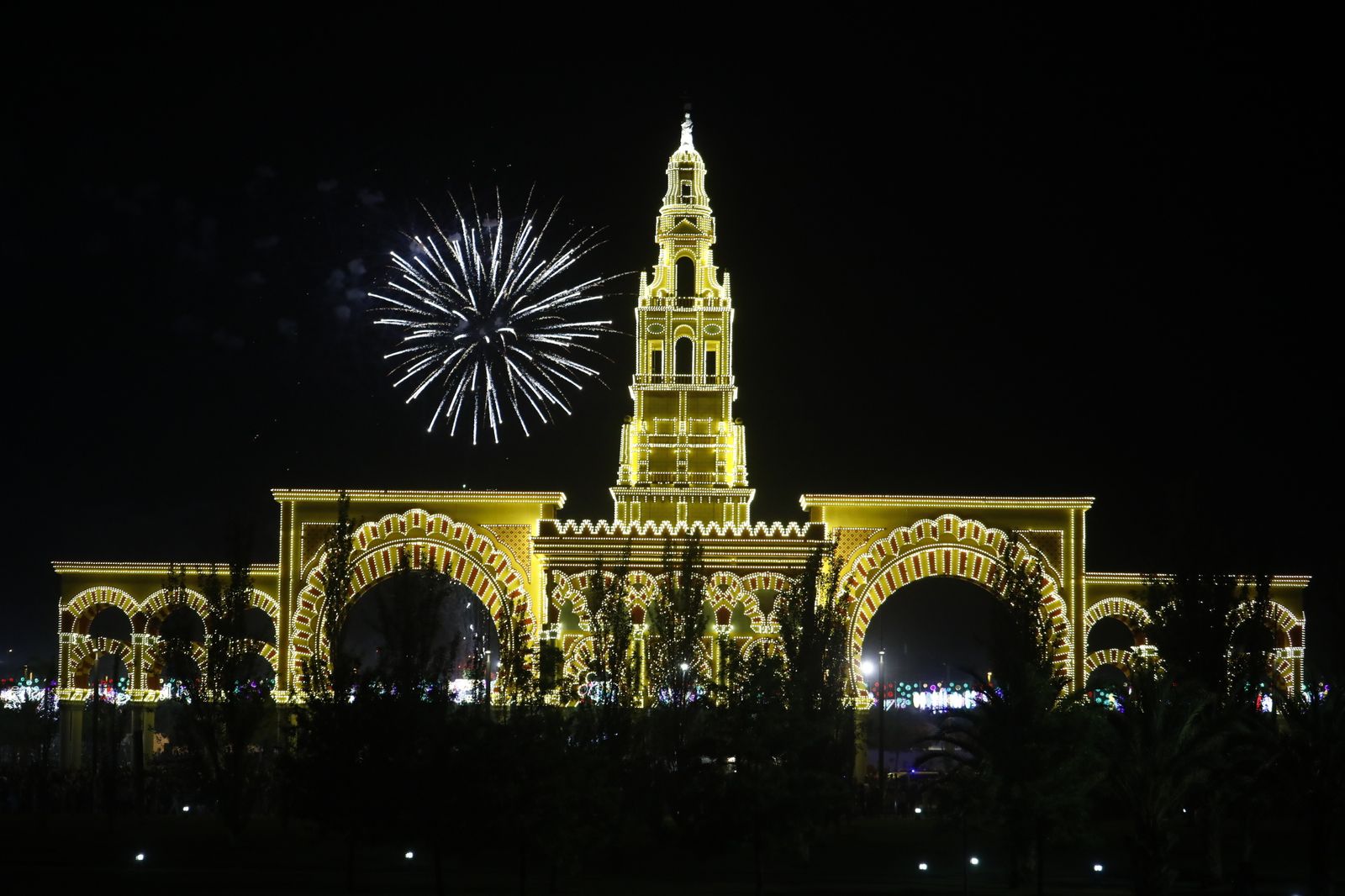 El encendido de la portada de la Feria de Córdoba, en fotografías