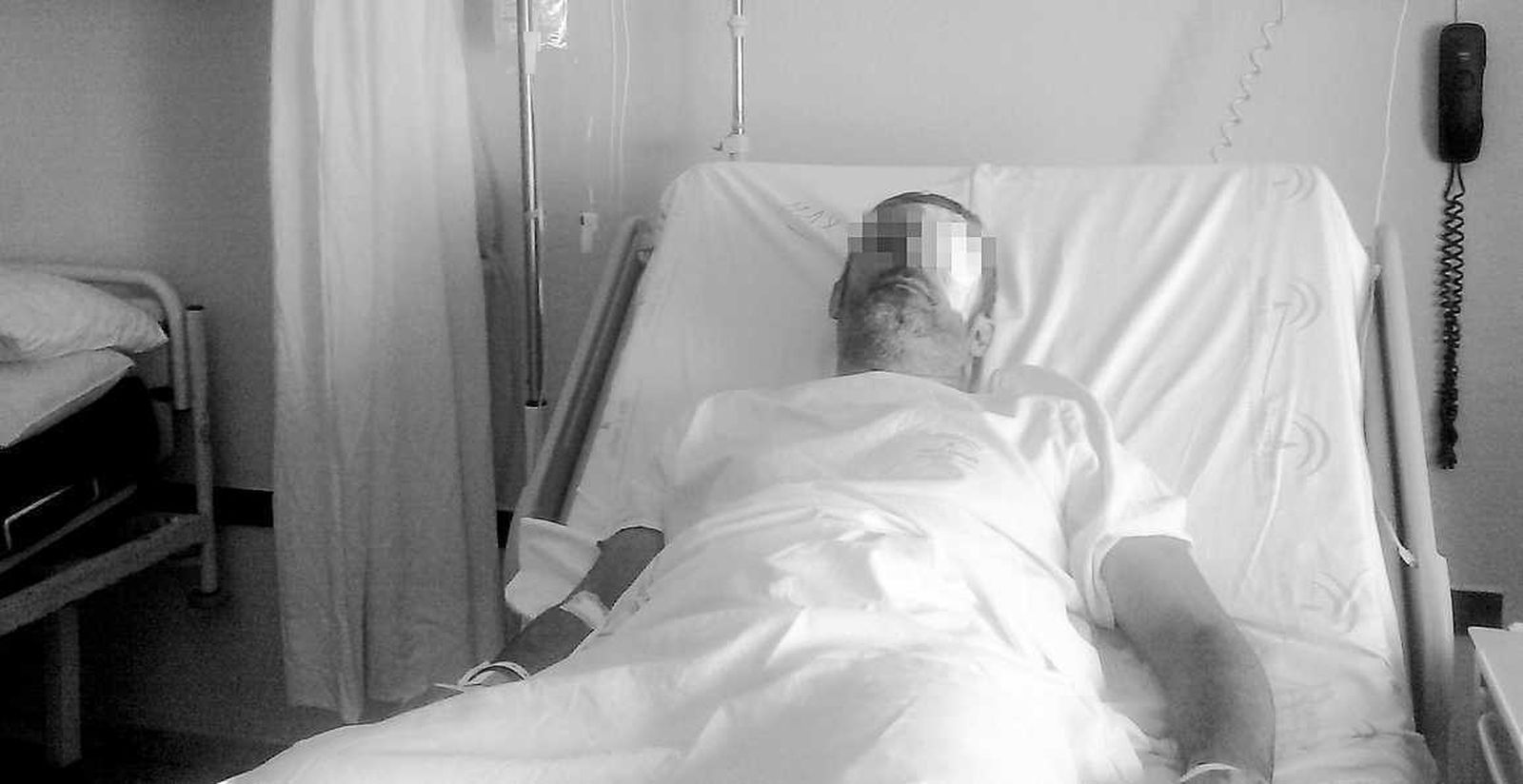 El agredido, durante su recuperación en el hospital.