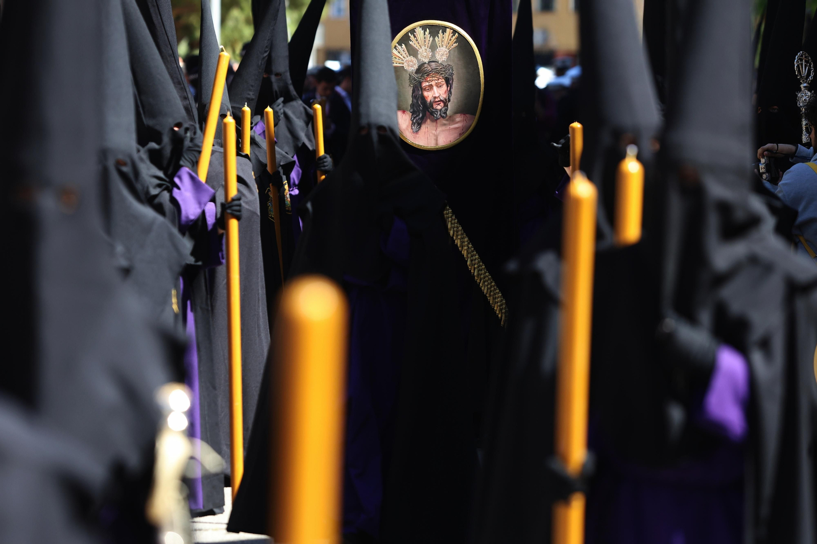 Crucifixión en su procesión del Lunes Santo en Málaga, en fotos