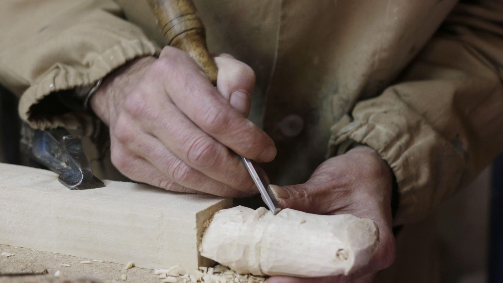 Trabajo en madera de un artesano.