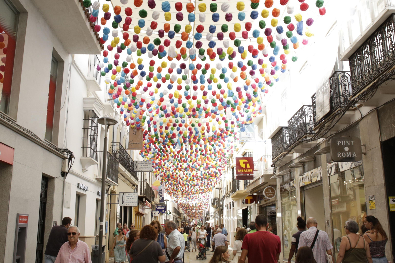 Los primeros tramos de Carrera Espinel están engalanados con farolillos.