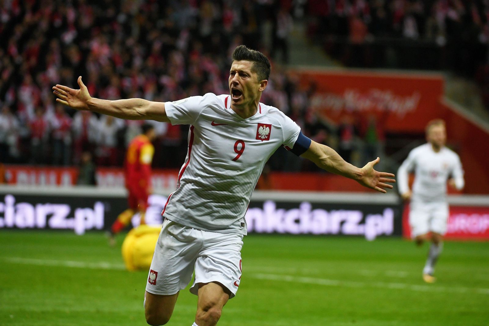 Lewandowski celebra el gol que le hizo a Montenegro en la victoria de su selección para certificar el pase al Mundial de Rusia.