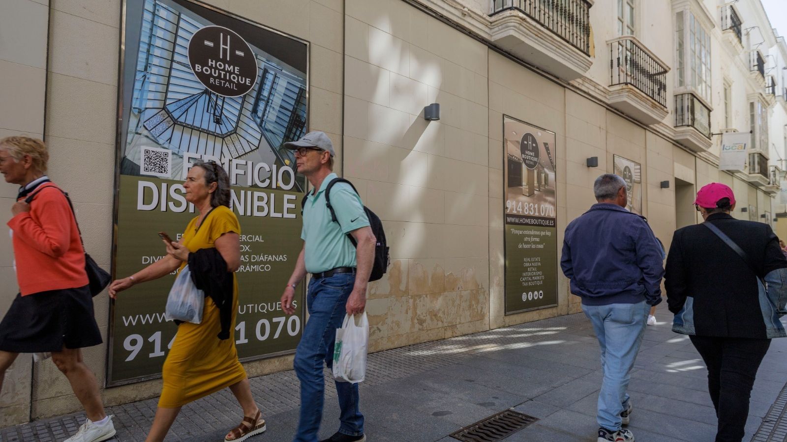Turistas y gaditanos, de compras por la calle Columela.