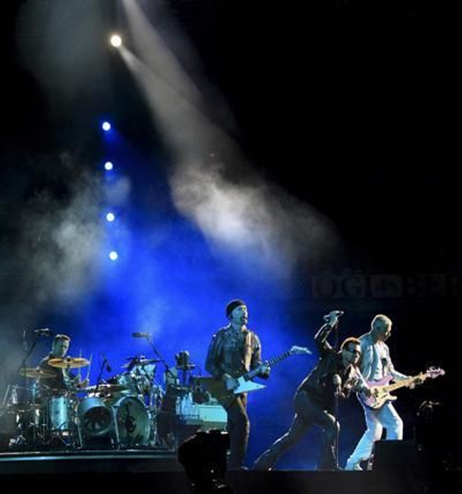 La banda irlandesa U2 convence a sus seguidores en San Sebastián. / EFE, AFP, Reuters