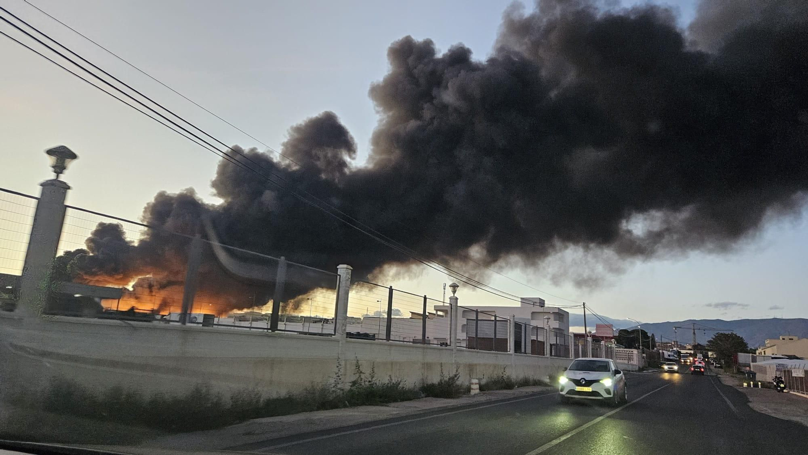 Las imágenes del incendio de la planta de reciclaje en Almería