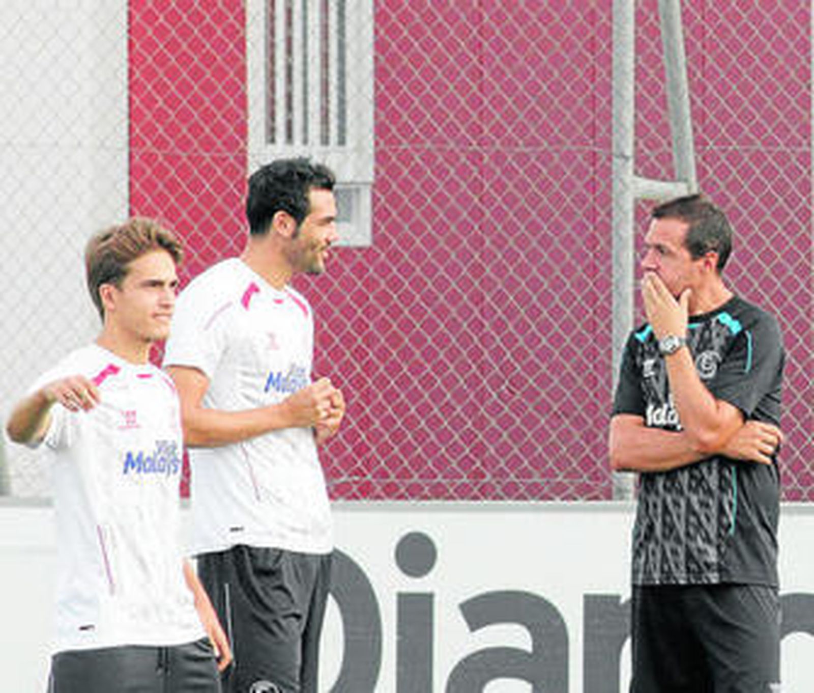 Pablo Villa dialoga con Iborra en presencia de Denis Suárez.