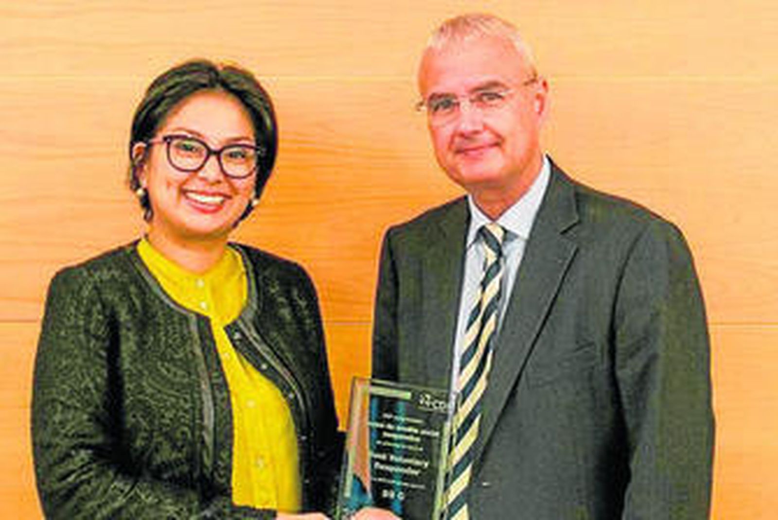 Diana Dueñas entrega el galardón a Javier Dueñas, director de RSC en el BCC.