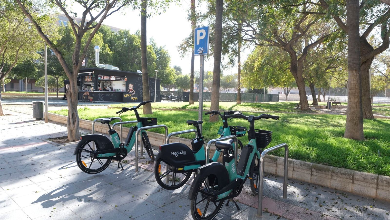 Bicicletas eléctricas en el parque Gloria Fuertes.