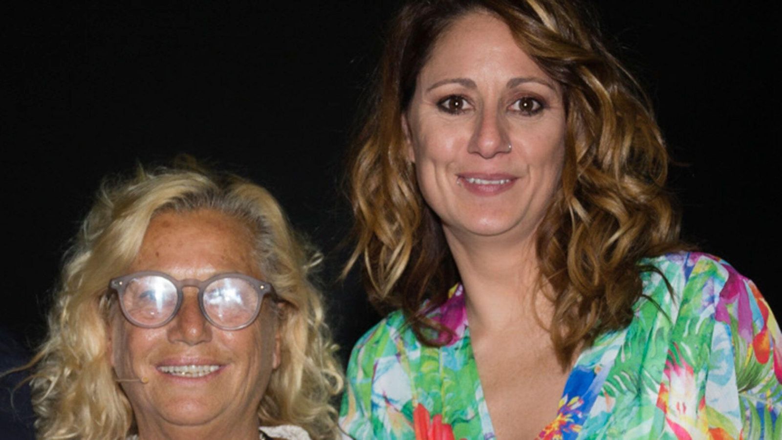 Elia Muñoz con su madre, Mayte Zaldívar.