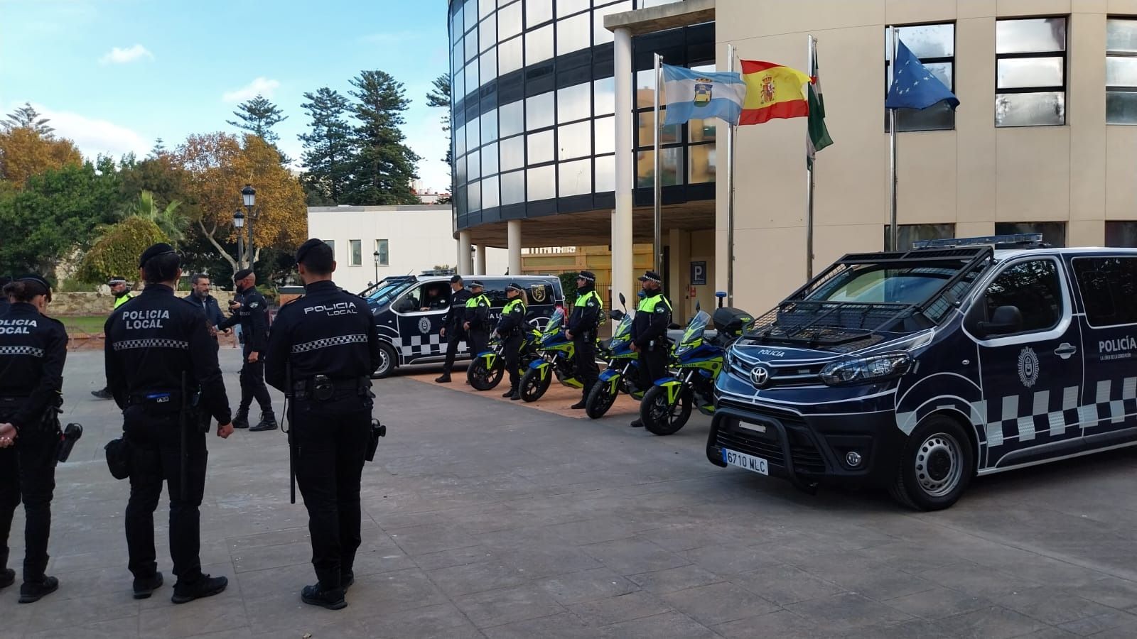 Vehículos de la Policía Local de La Línea a las puertas del Ayuntamiento.