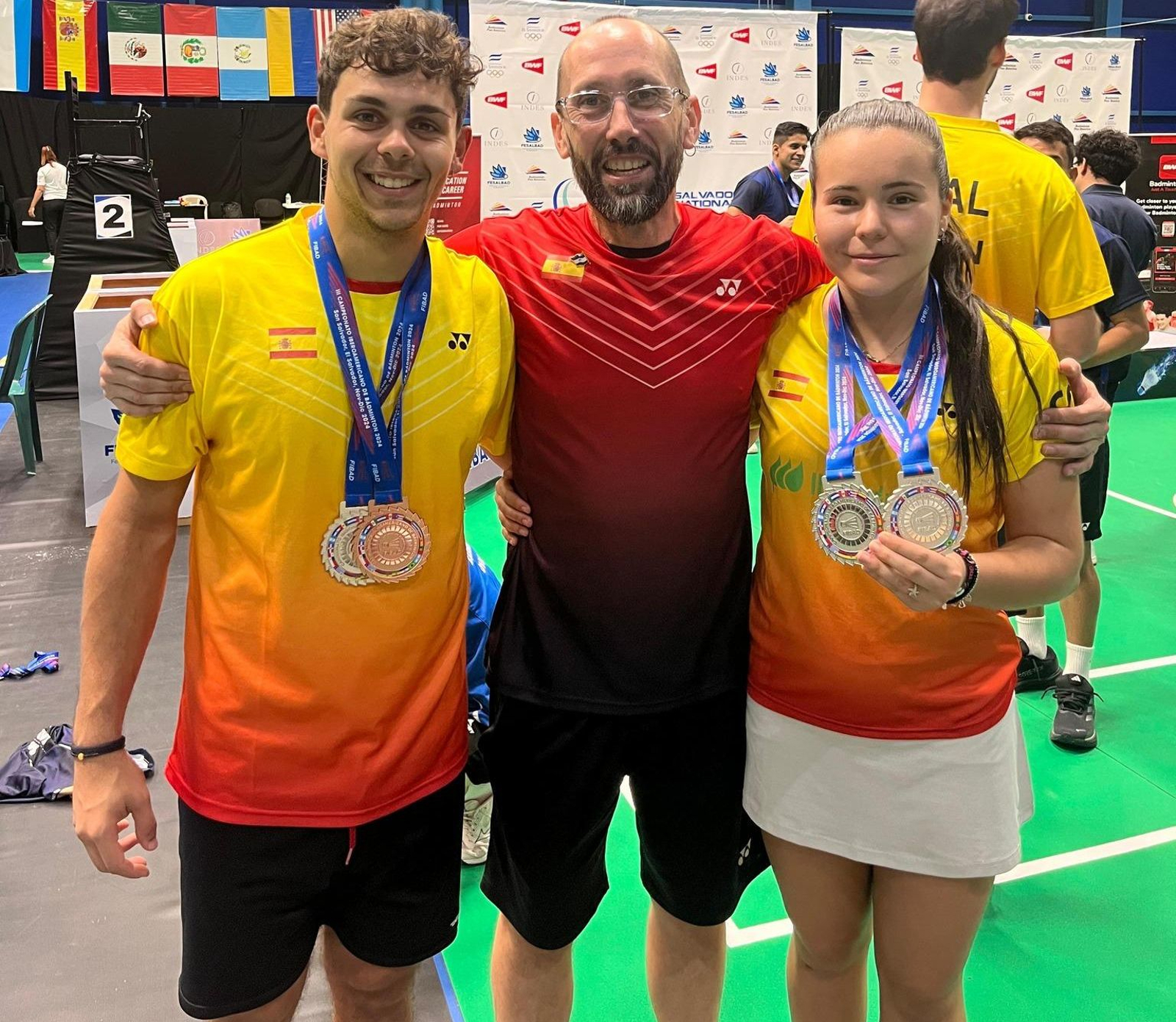 La almeriense junto a Alejandro Pérez, su compañero en el dobles, y su entrenador en la competición posan con sus medallas logradas.