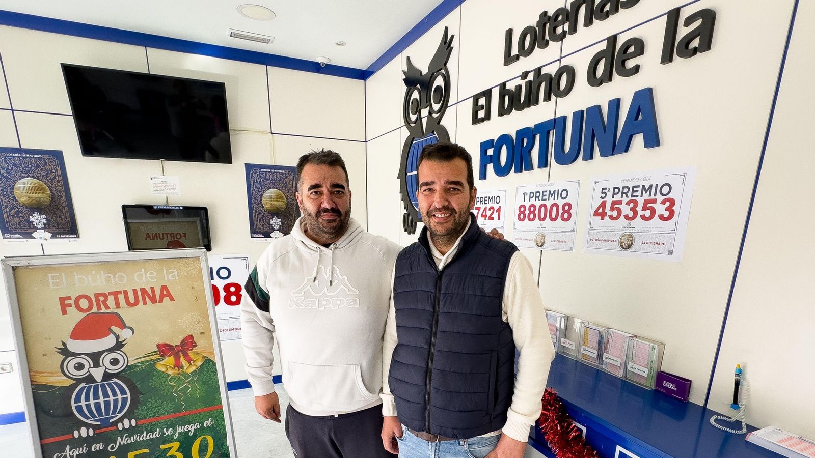 Fran y Curro Valladares, los responsables del Búho de la Fortuna, tras el sorteo del Niño 2024.