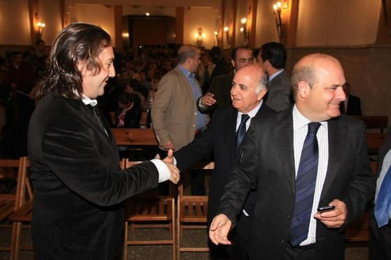 Arcángel, Argentina y Pepe 'El Marismeño' cantan la disertación del jefe de Cultura de 'Huelva Información', Eduardo Sugrañes. / Alberto Domínguez