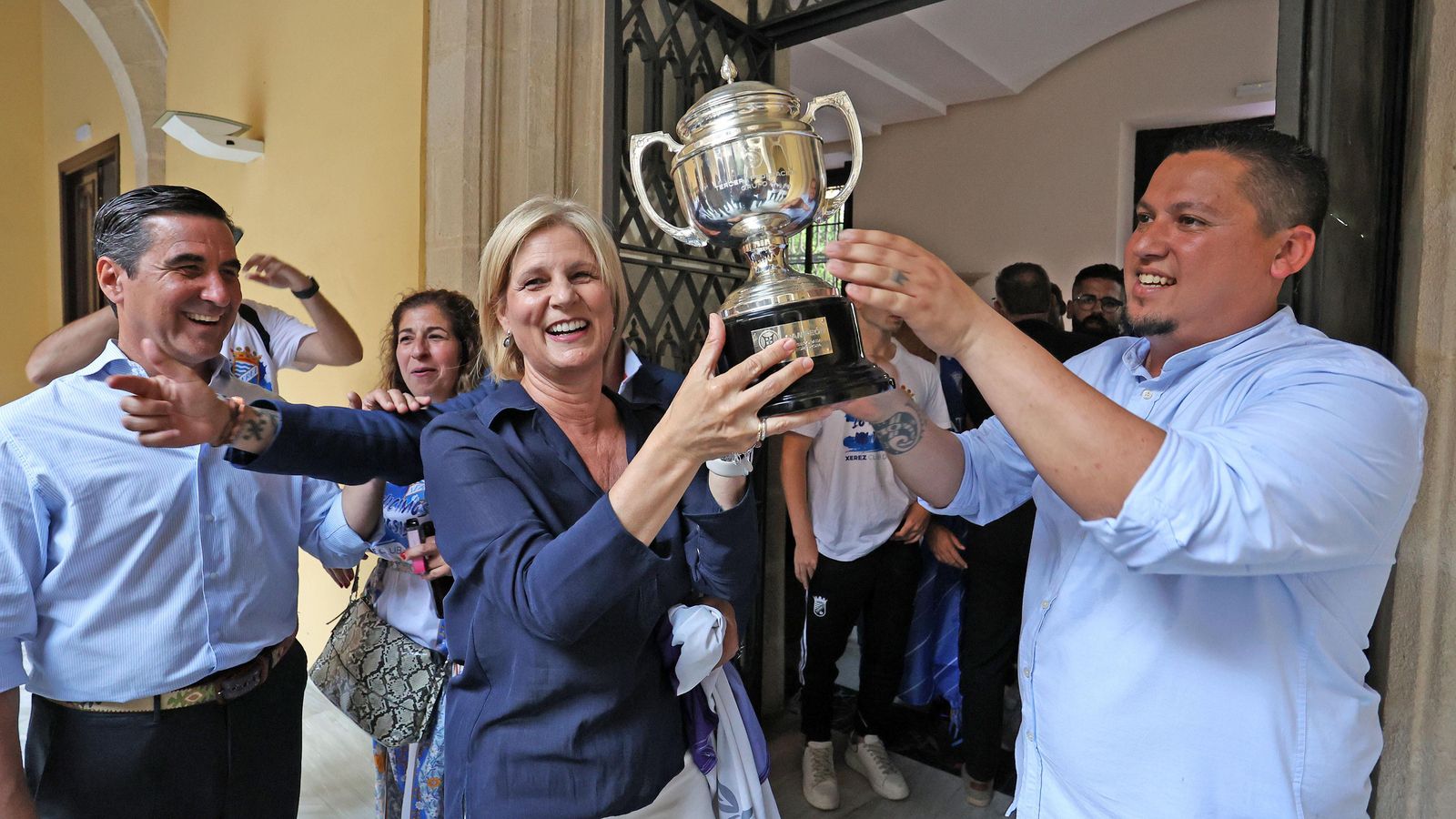 Jorge Garrido ofrece la copa de campeones a la alcaldesa en el Ayuntamiento.