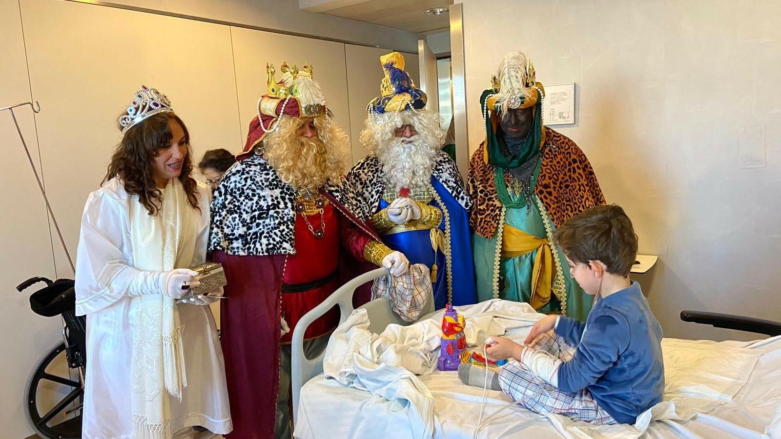 Un niño con los Reyes Magos Un niño con los Reyes Magos
