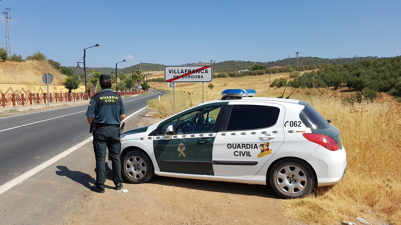 Patrulla de la Guardia Civil en Villafranca de Córdoba.