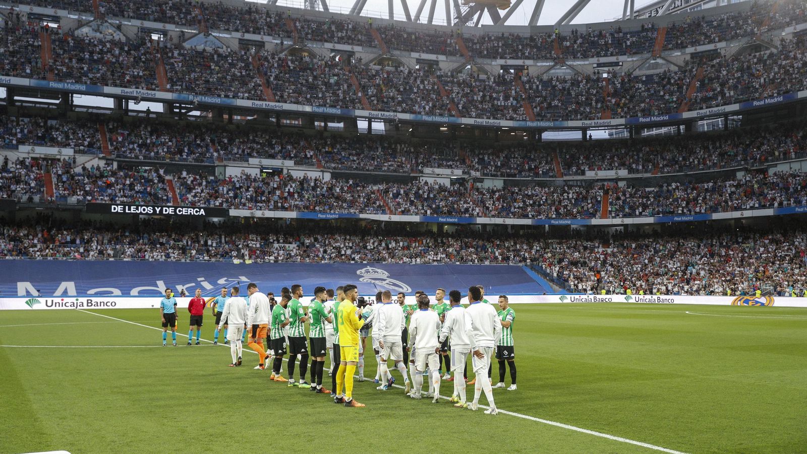 Ambos equipos se hicieron el pasillo antes del inicio del partido.