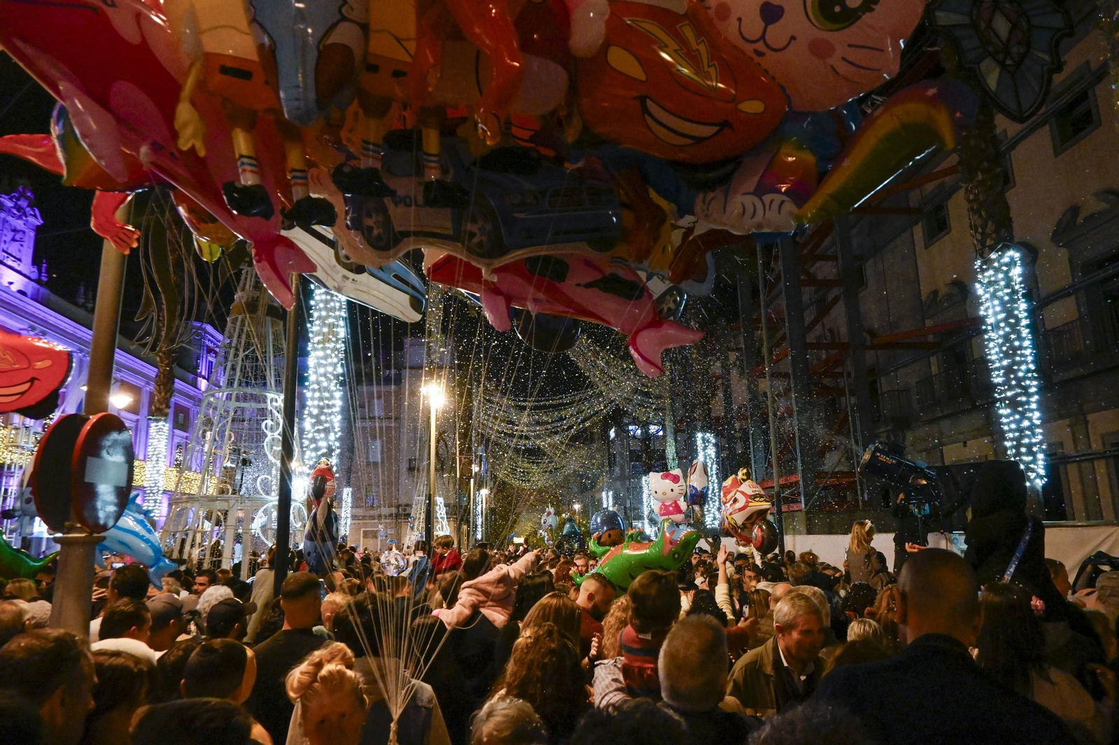Imágenes de la nevada y alumbrado navideño en Huelva