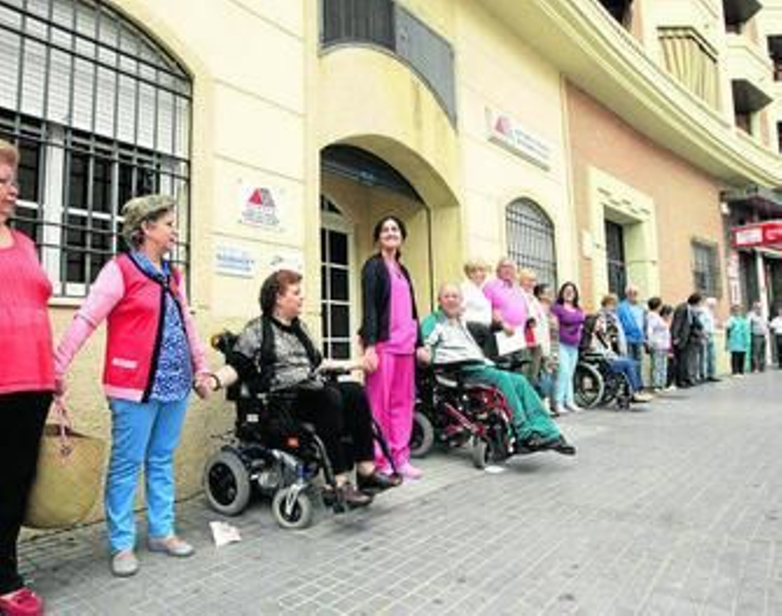 Un momento de la reinvidación en forma de lazo humano, ayer en la plaza de Vista Alegre.