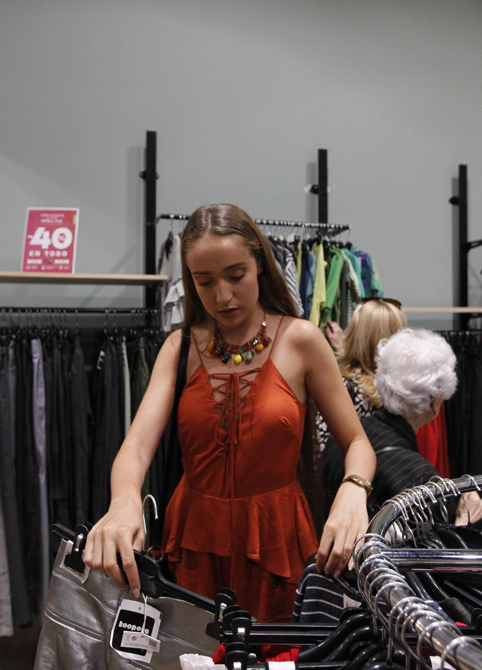 Fotogalería influencers en tienda Koopera Store Caritas Almería