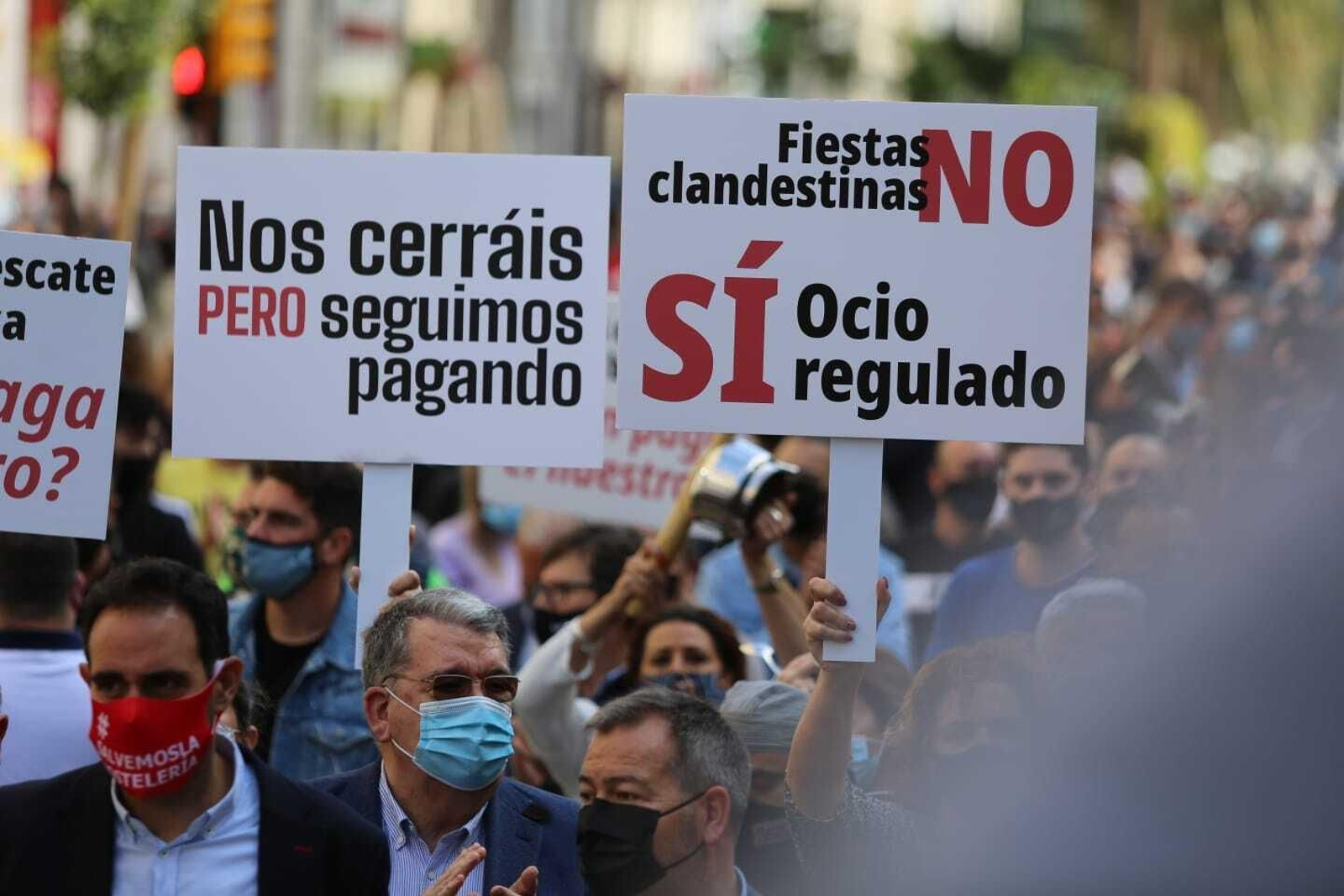 Fotos de la cacerolada de los hosteleros en Málaga, contras las medidas del Covid