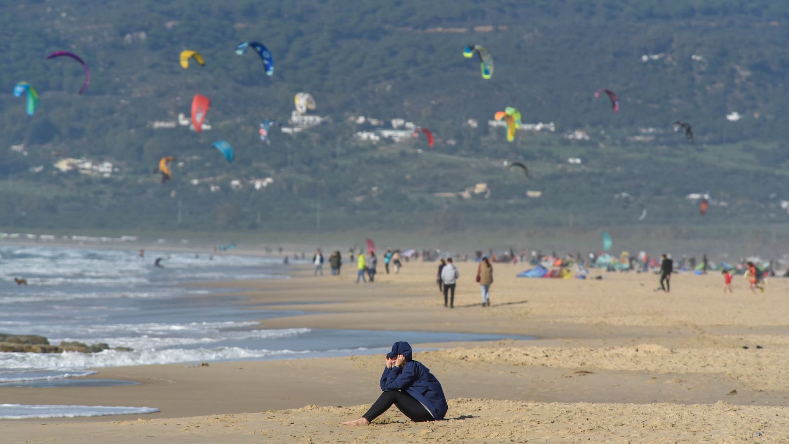 Ambiente en el puente de la Inmaculada en Tarifa, en imágenes