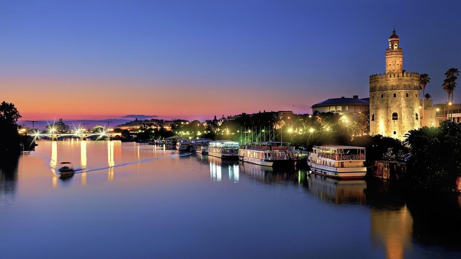 Vista de Sevilla al anochecer