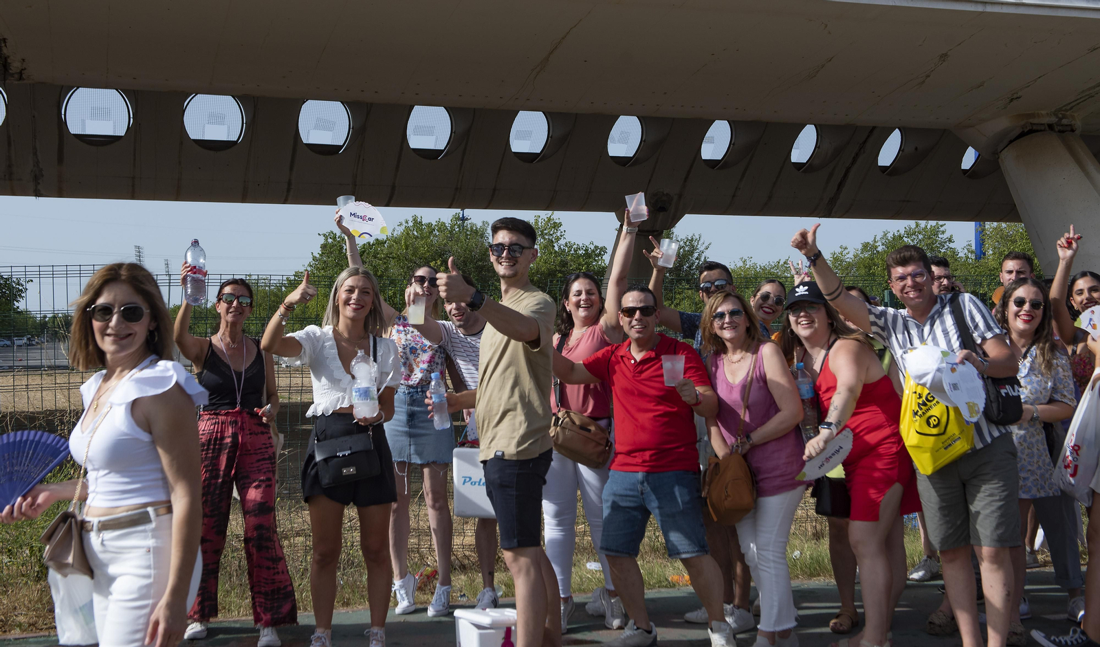Calor y buen ambiente en la entrada del concierto de Manuel Carrasco