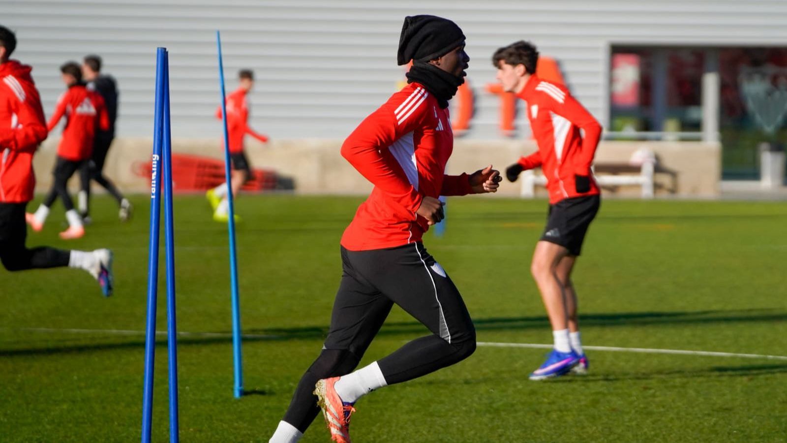 Tanguy Nianzou durante un entrenamiento con el Sevilla FC