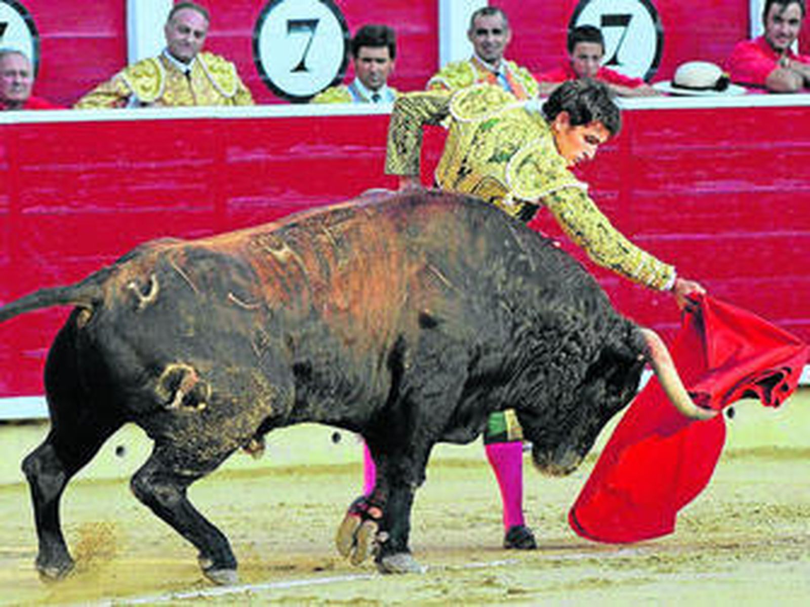 Sergio Serrano, en un pase de pecho a su segundo toro en la cuarta corrida de la Feria de Albacete.