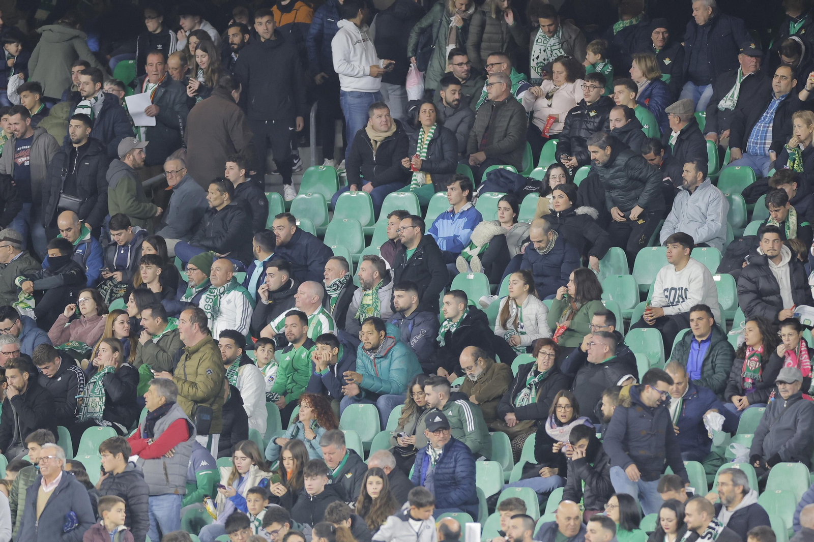 Búscate en las fotos del Betis-Girona