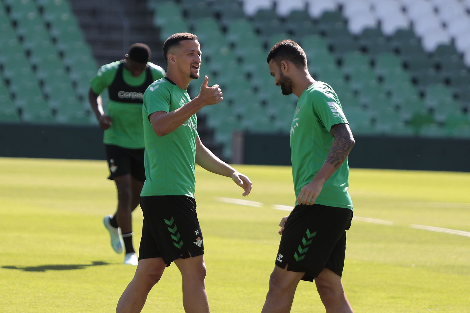 Luiz Felipe charla con Willian José en un entrenamiento.