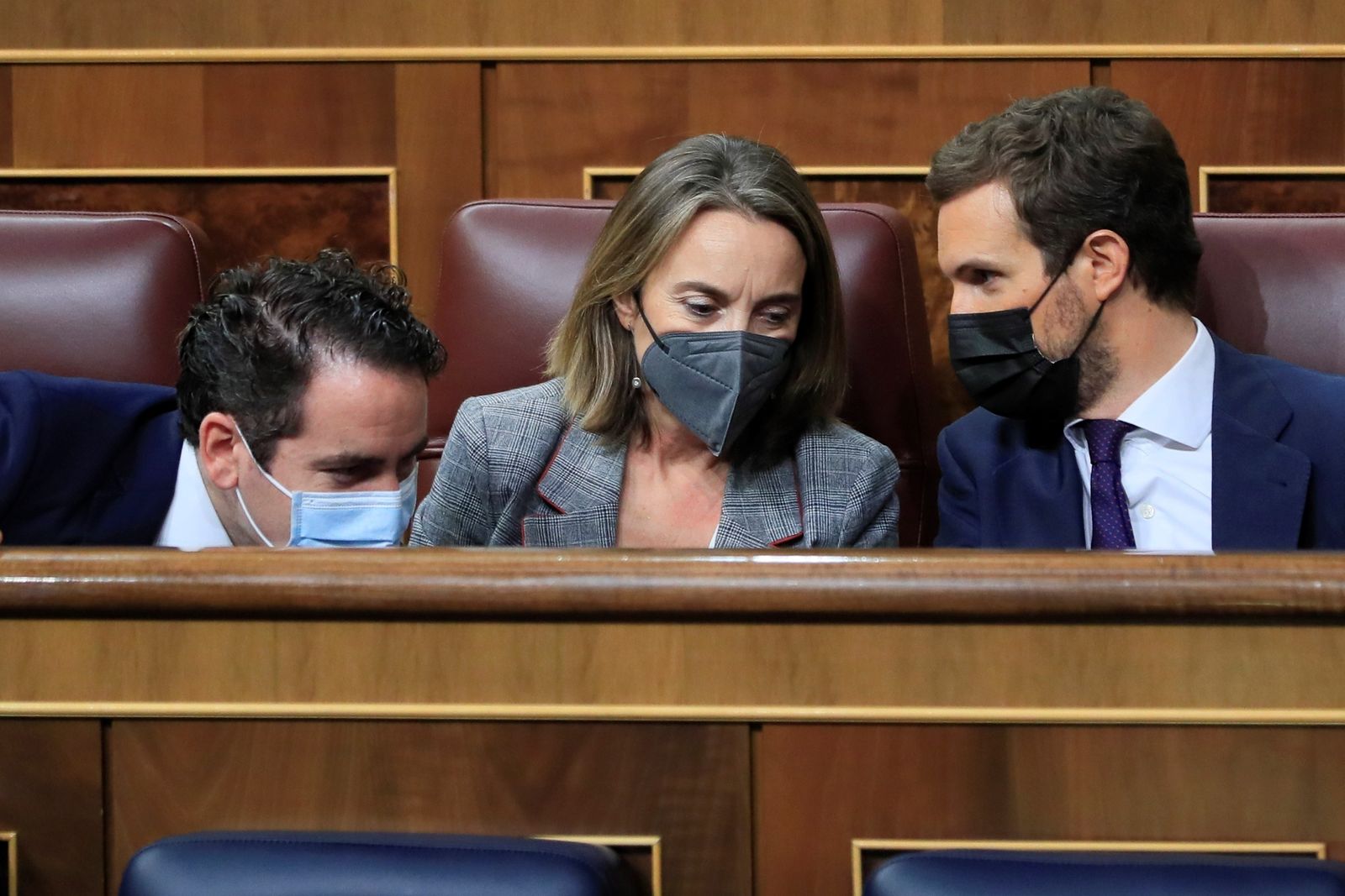 El líder del PP, Pablo Casado, junto a la portavoz, Cuca Gamarra, y el secretario general de la formación, Teodoro García Egea, este jueves en el Congreso.